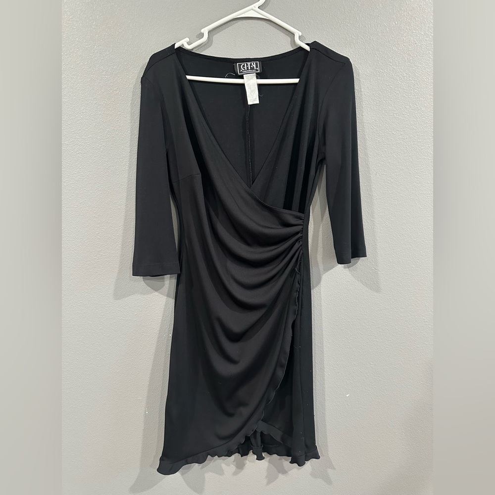 COPY - CITY
TRIANGLES
Black gathered wrap dress size M